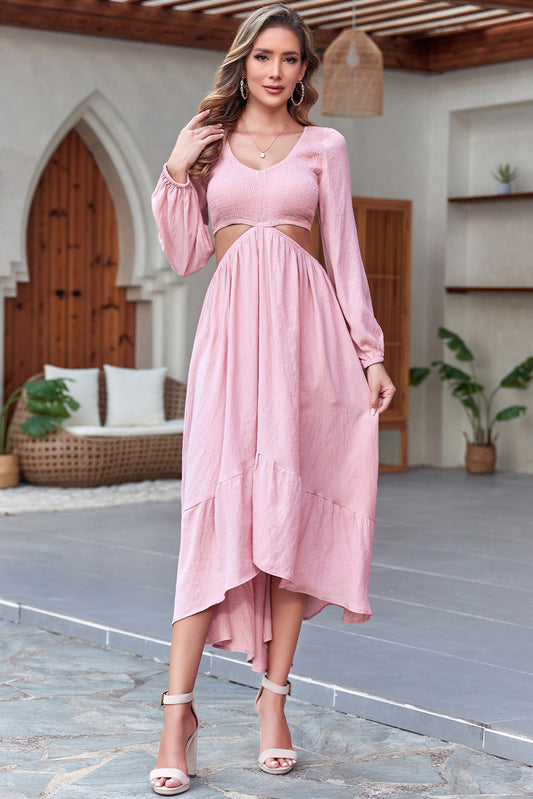 Robe smockée à col en V et découpes