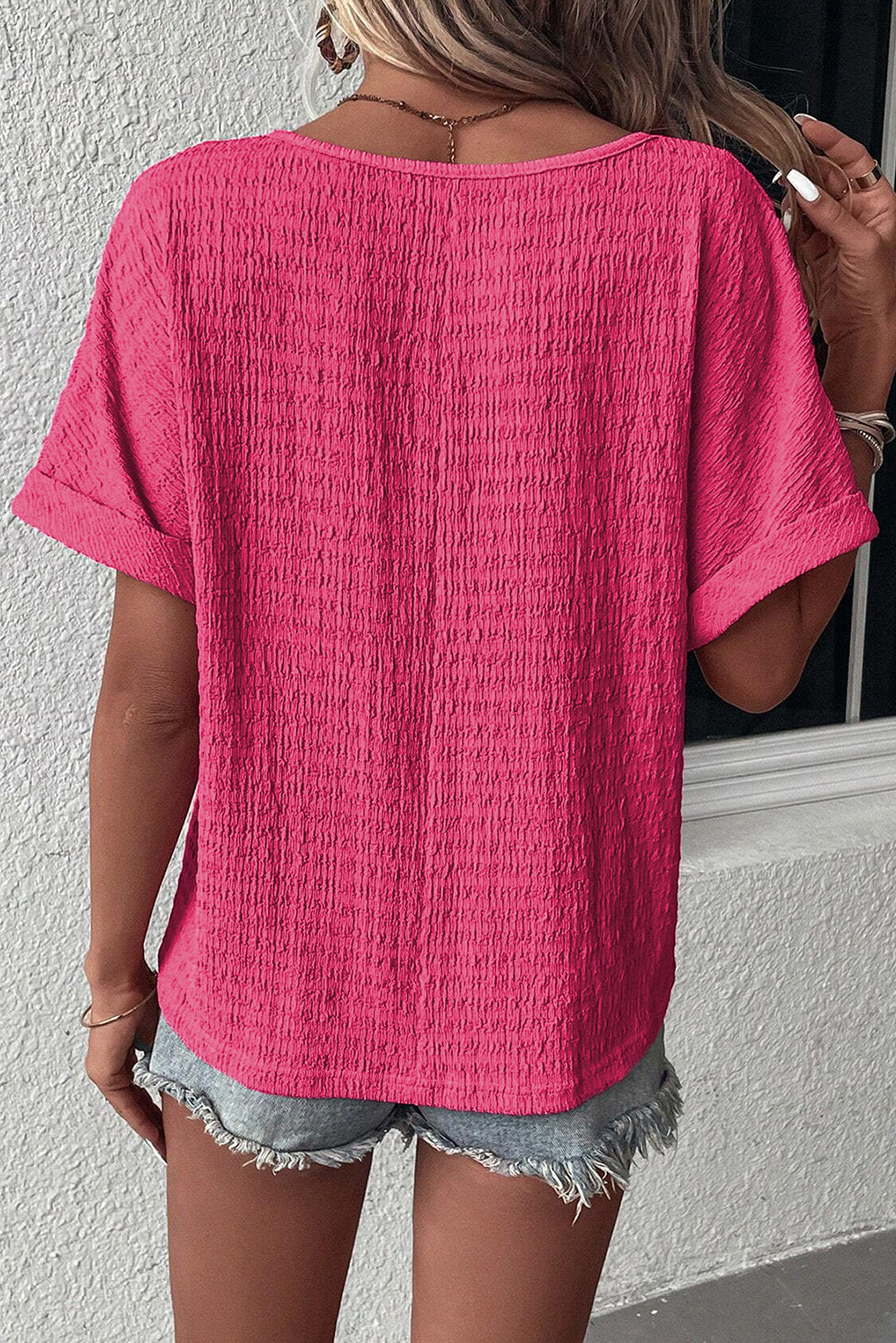 Blusa con cuello en V y manga corta enrollada con textura rosa brillante