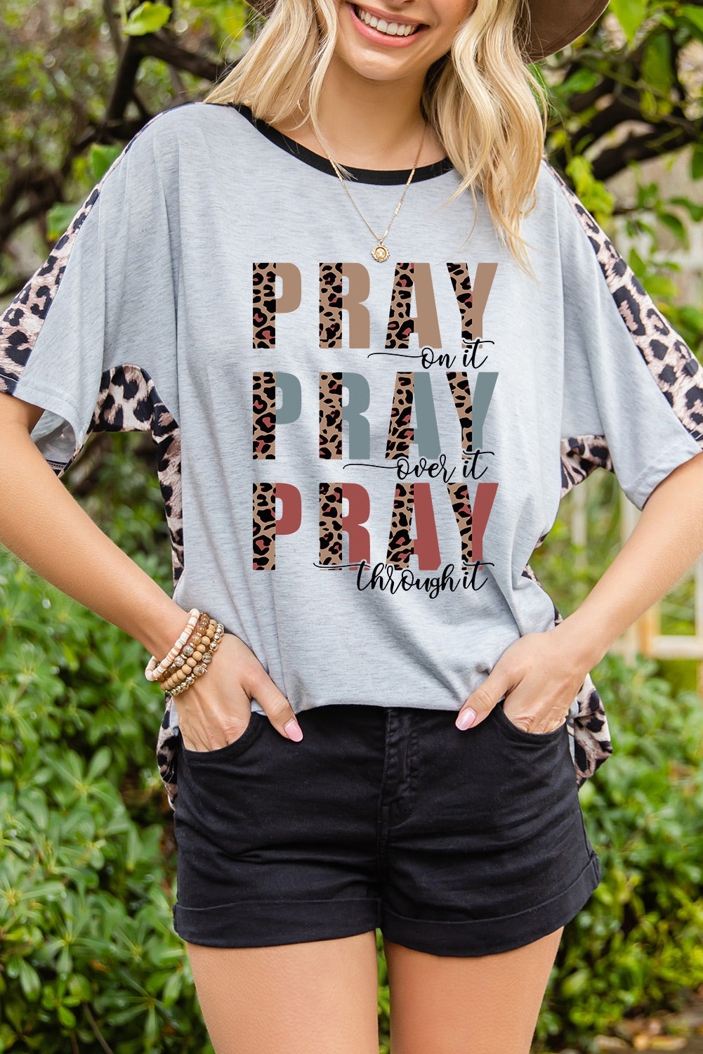 Camiseta holgada con manga dolman y estampado de leopardo en contraste con eslogan PRAY gris