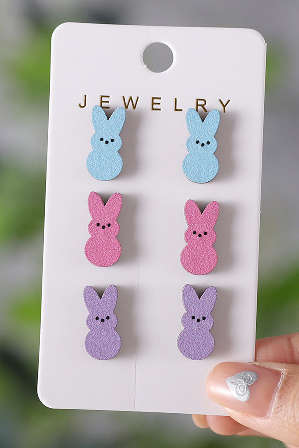 Boucles d'oreilles en bois en forme de poupée de lapin de Pâques blanc