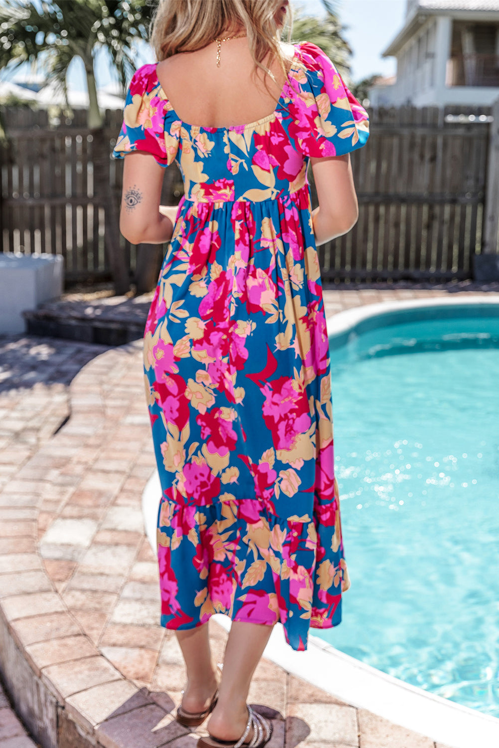 Vestido floral con volantes y manga de burbuja con cuello cuadrado azul oscuro