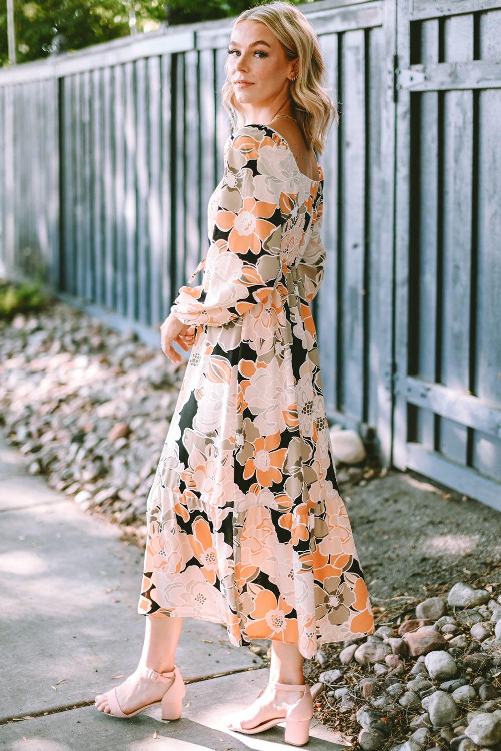 Robe longue florale audacieuse à manches bouffantes et à nouer à la taille