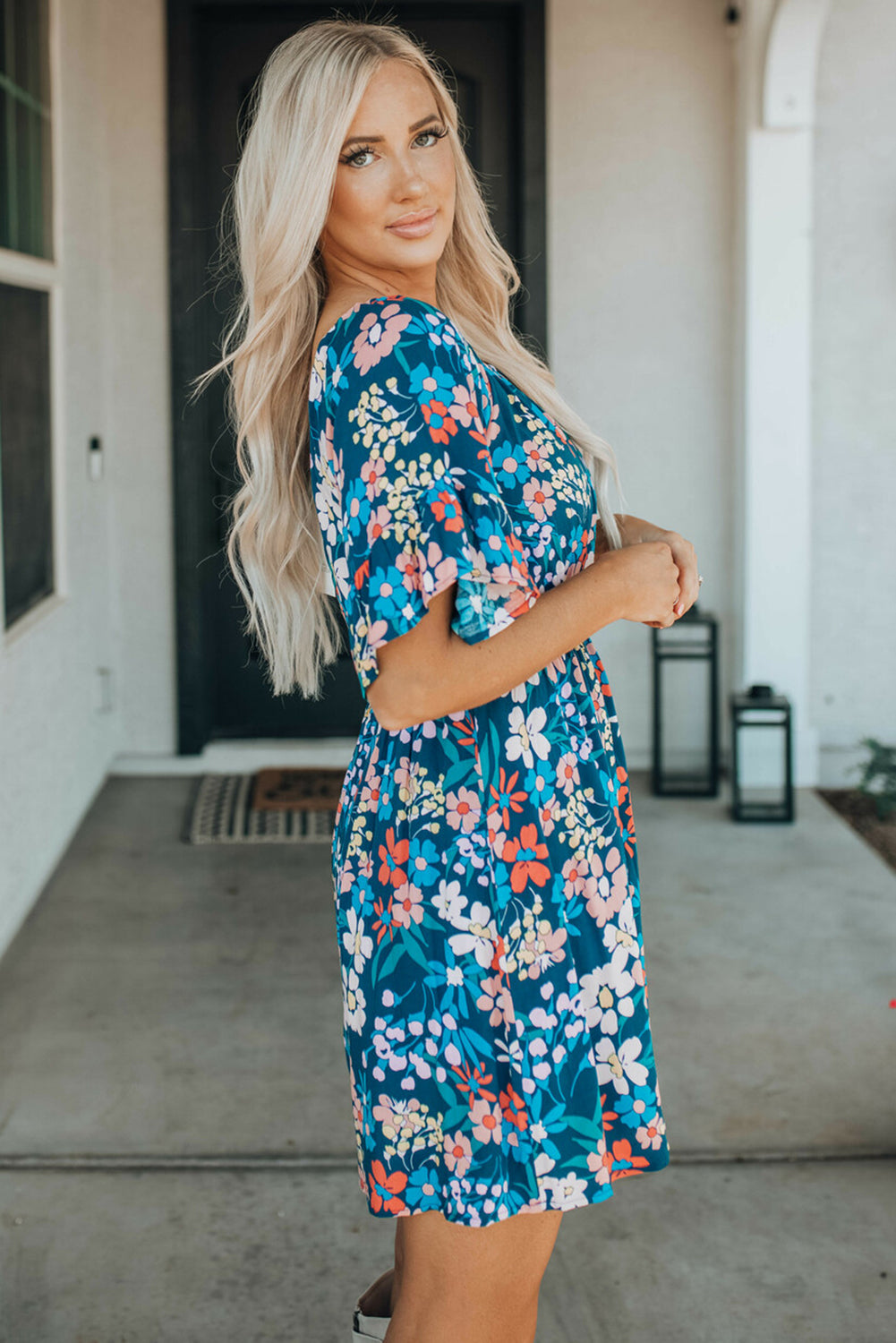 Vestido floral con volantes y cuello cuadrado azul