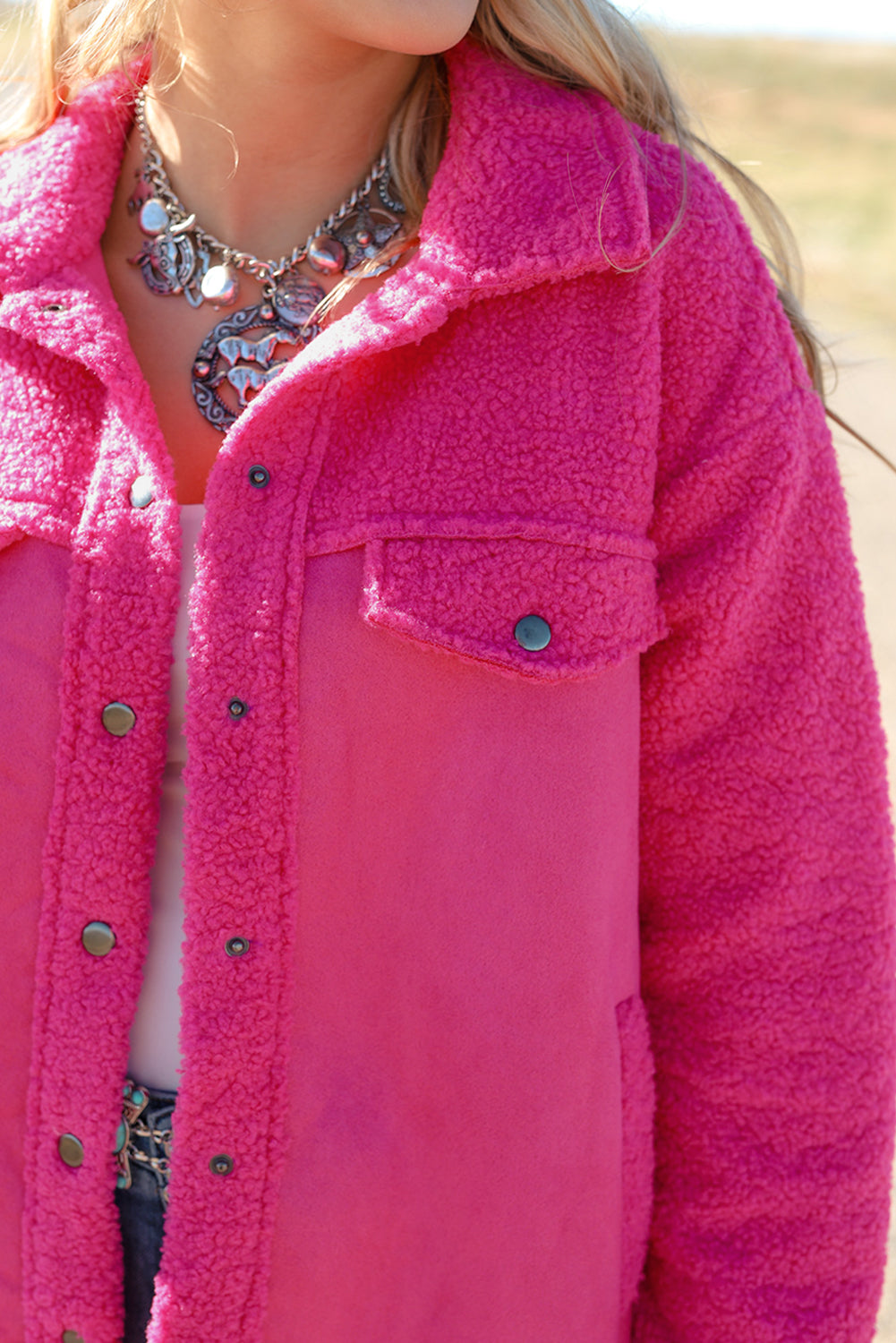 Chaqueta con botones y patchwork de sherpa de ante sintético en rosa brillante