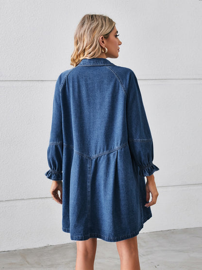 Mini-robe en jean boutonnée à manches volantées