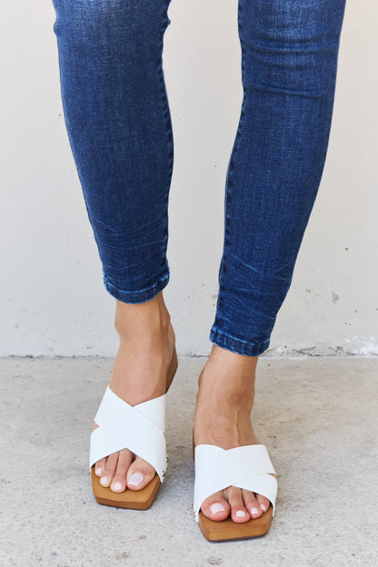 Zuecos blancos con diseño cruzado de madera Step Into Summer de Weeboo