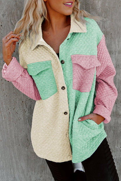 Chaqueta acolchada con bolsillo con solapa y patchwork en bloques de color verde