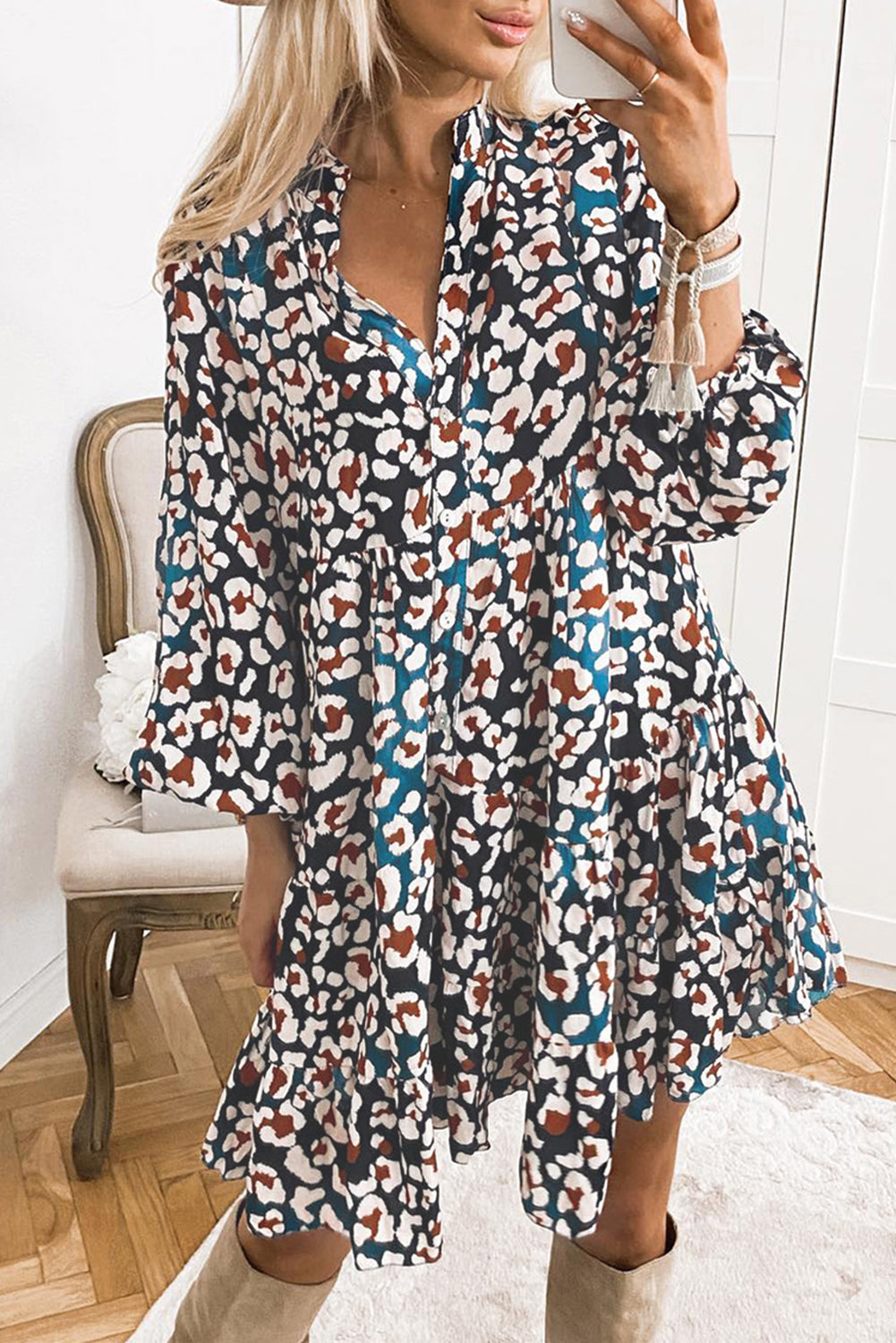 Vestido camisero con volantes y mangas de burbujas con estampado de leopardo azul