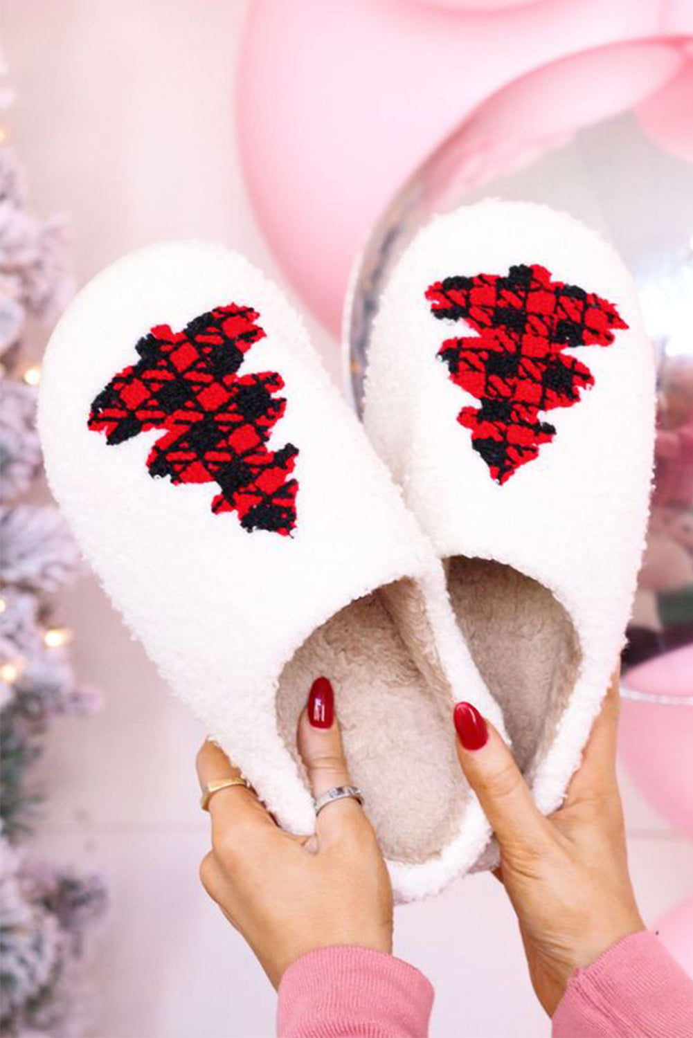 Pantoufles de maison à la mode de noël à motif d'arbre flou blanc