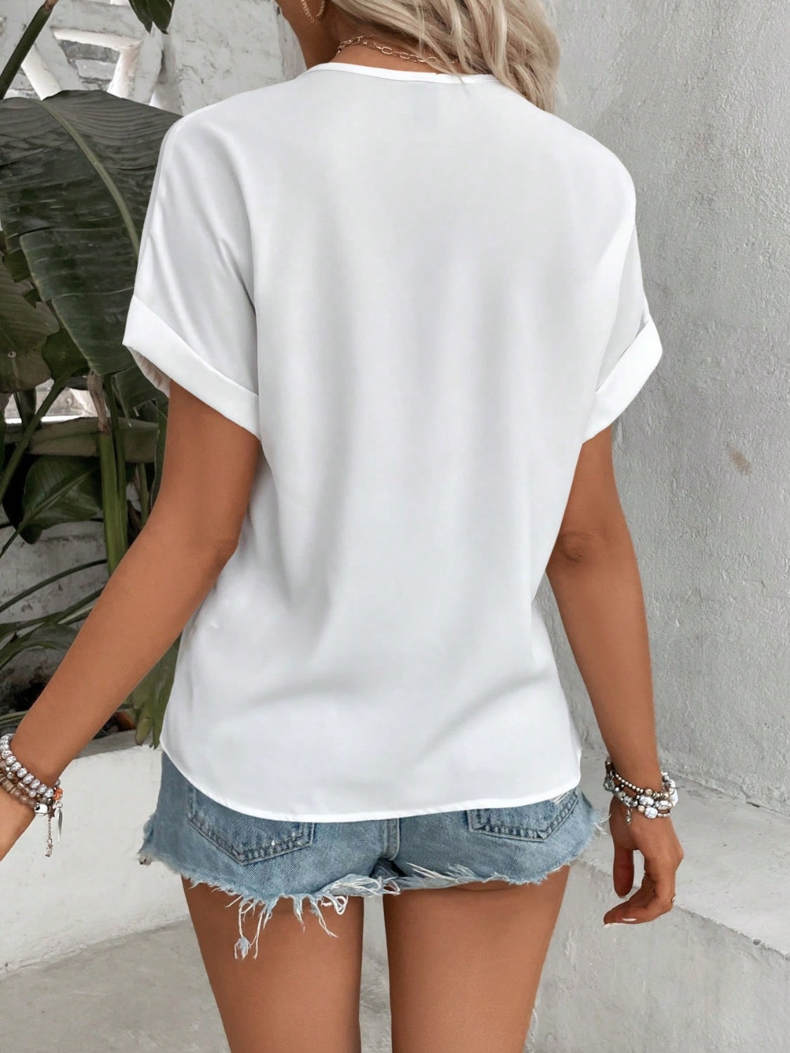 Blusa de manga corta con cuello en V