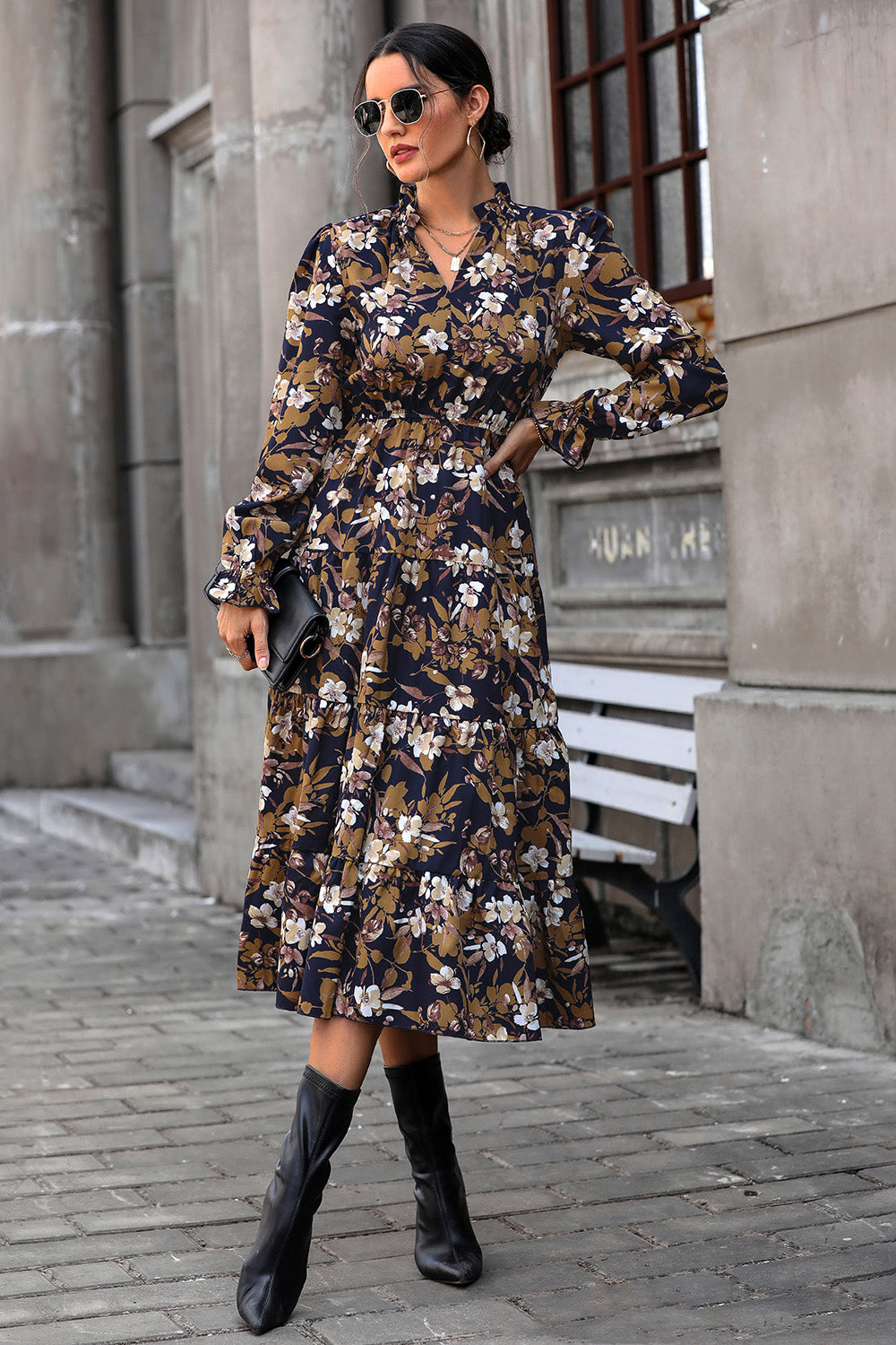 Vestido escalonado con mangas con volantes florales