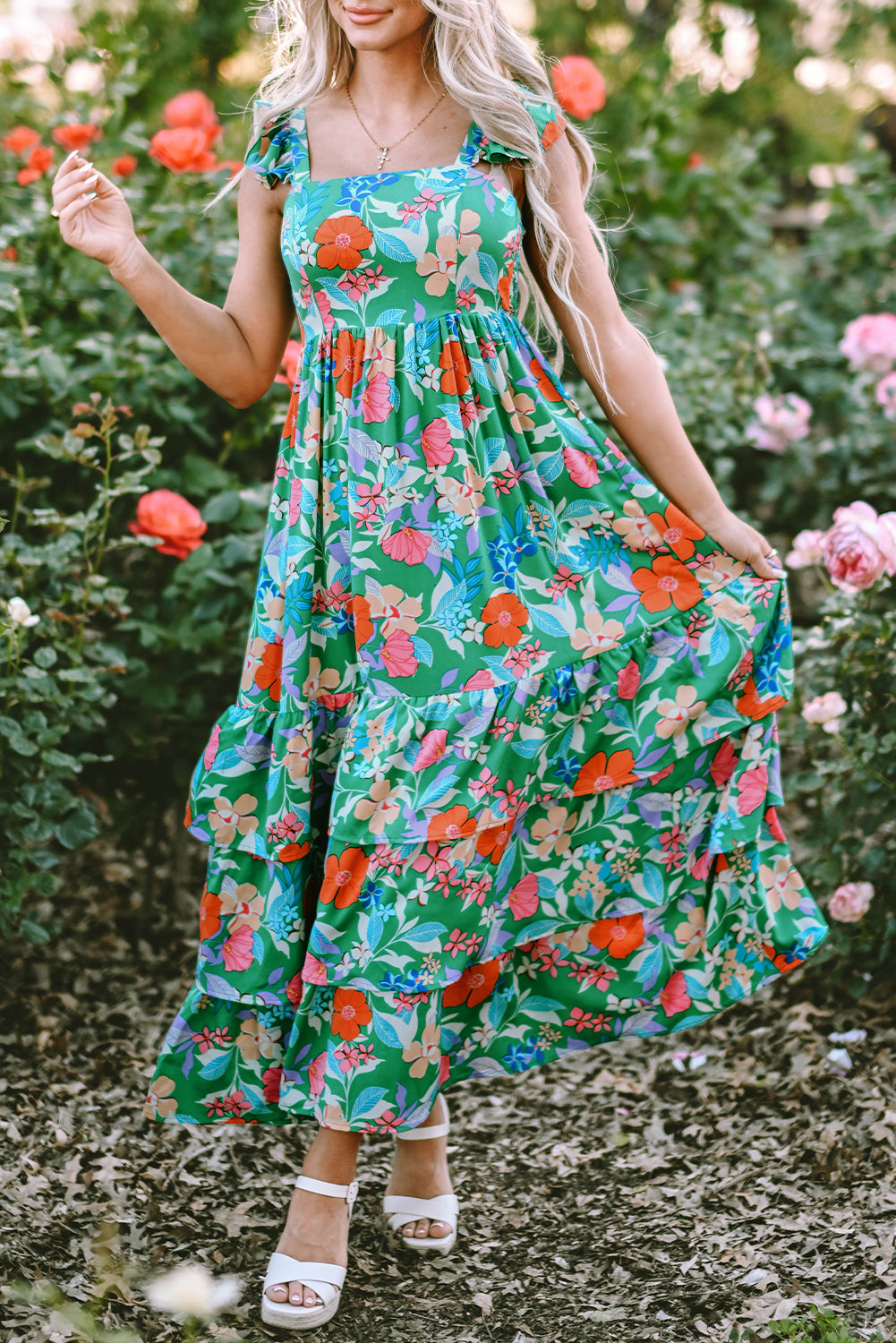 Vestido largo con estampado floral sin mangas y volantes en capas verde