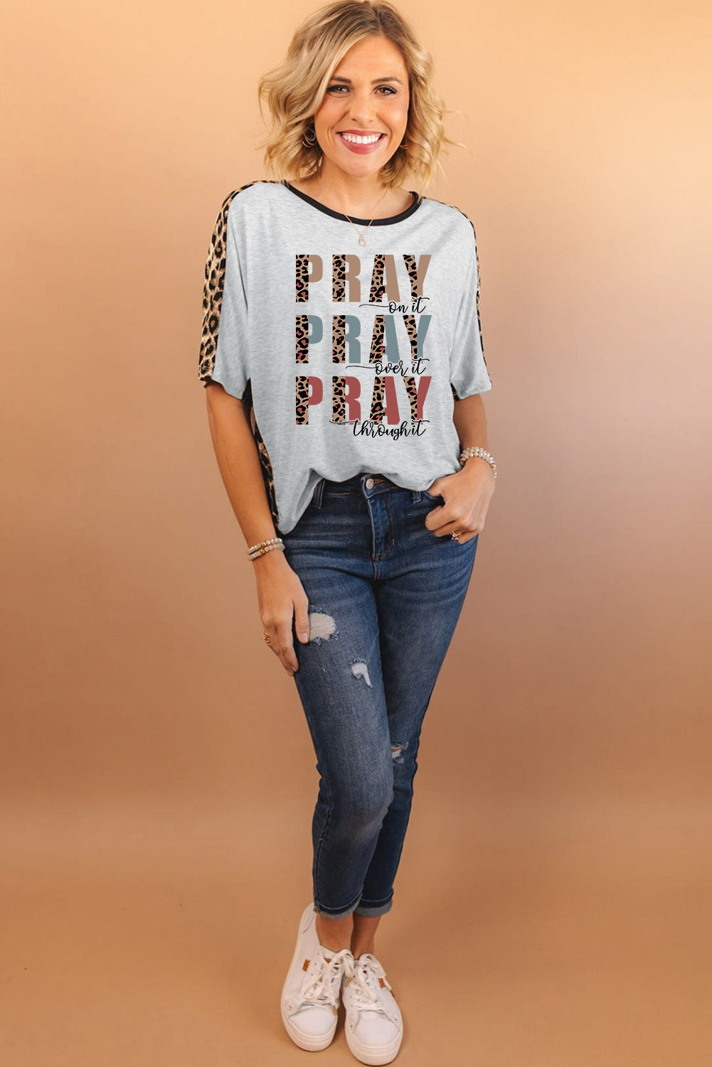 Camiseta holgada con manga dolman y estampado de leopardo en contraste con eslogan PRAY gris