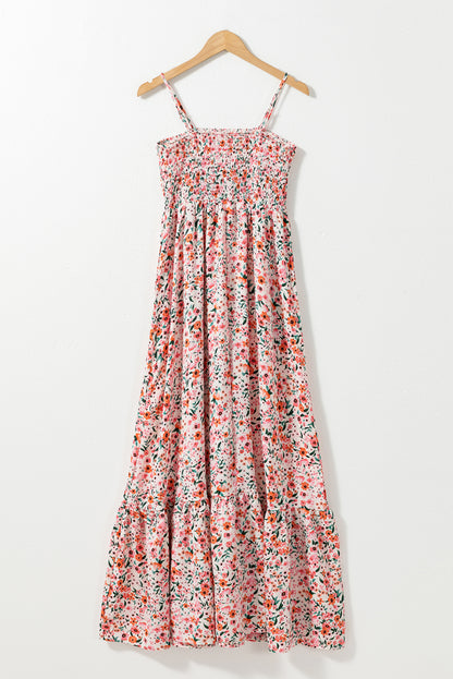 Robe longue blanche à volants et smockée à fleurs style bohème