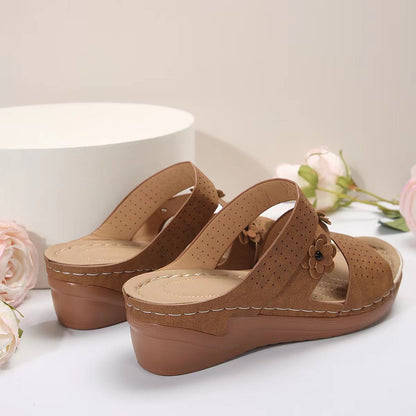 Sandalias con cuña de piel sintética con flores