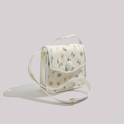 Niche texturée, le sac messager à fleurs populaire de cette année