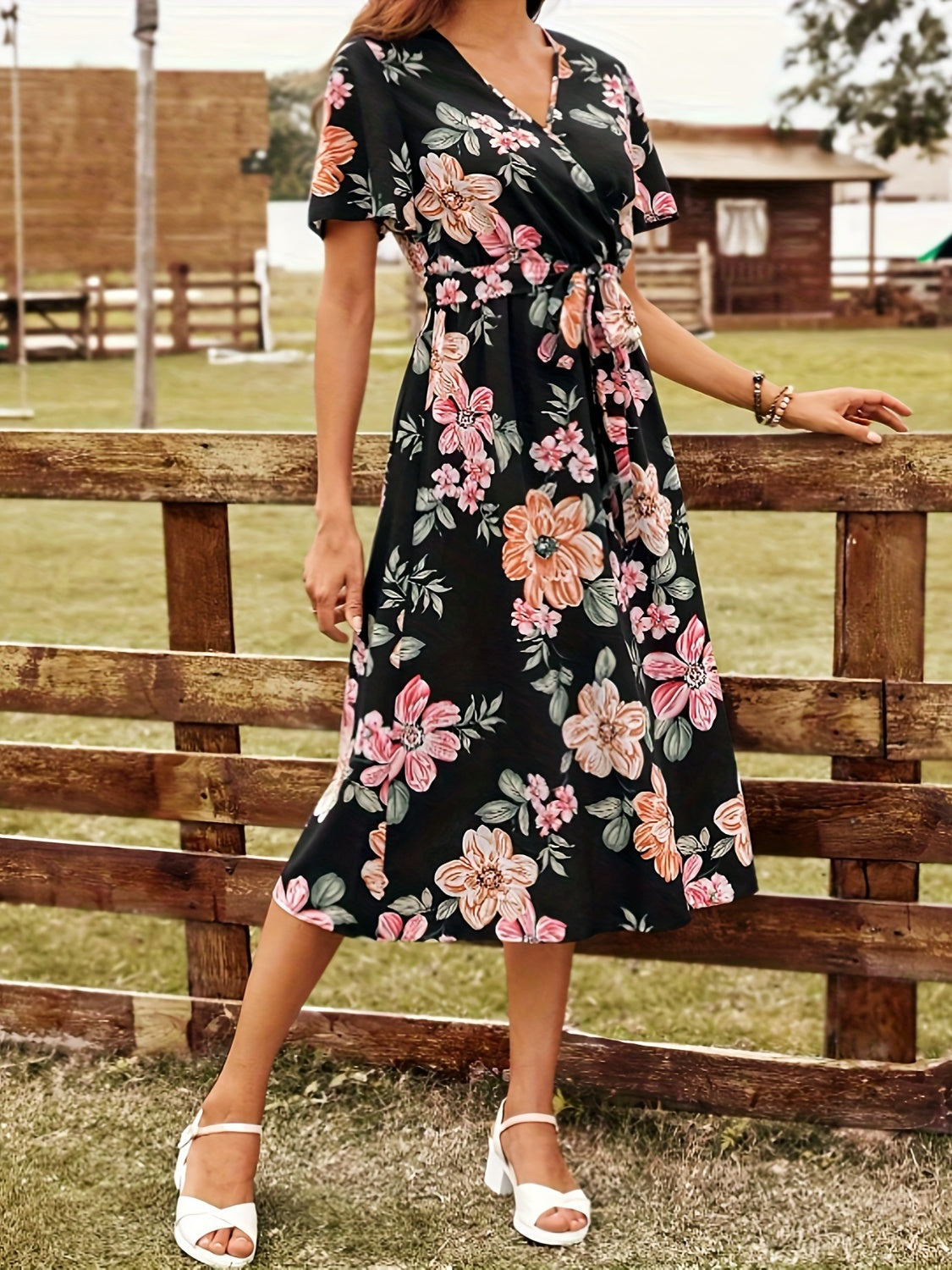 Robe à manches courtes avec surplis floral noué