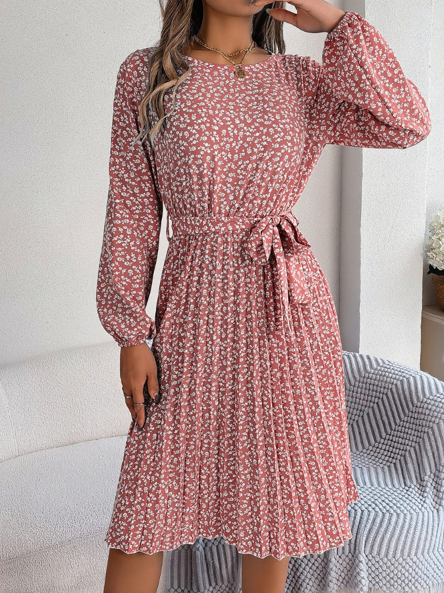 Robe plissée à petites fleurs nouée à la taille