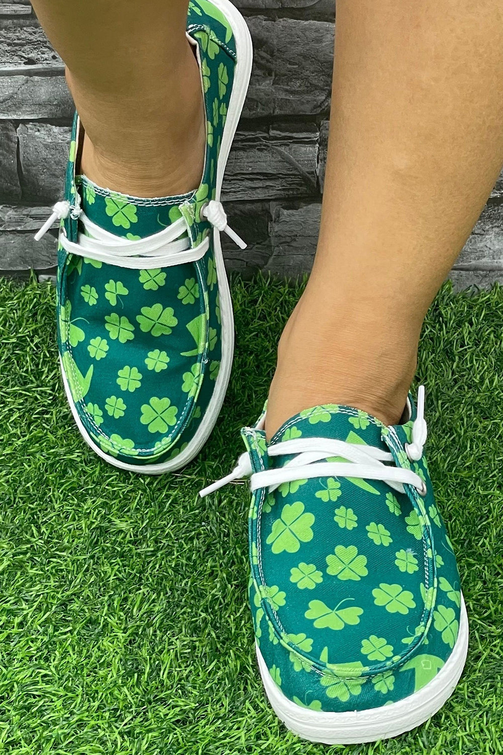 Zapatos de lona sin cordones cruzados con estampado de trébol verde negruzco