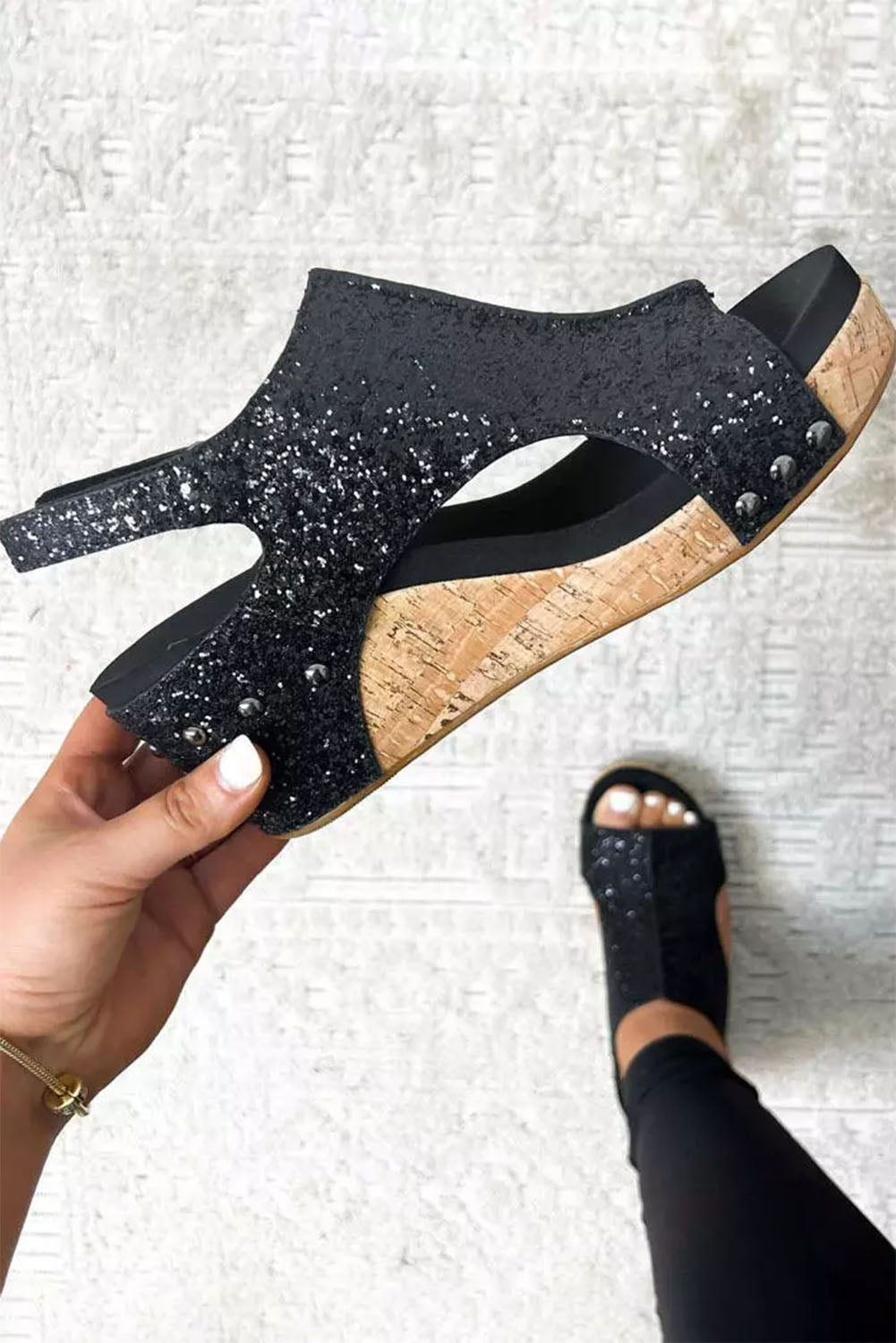 Sandalias con cuña de lentejuelas ahuecadas con hebilla negra 