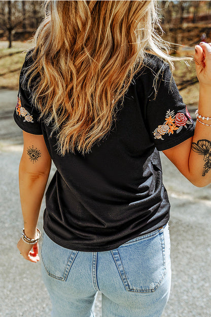 Camiseta negra con cuello redondo y estampado de flores con estampado de conejito de Pascua