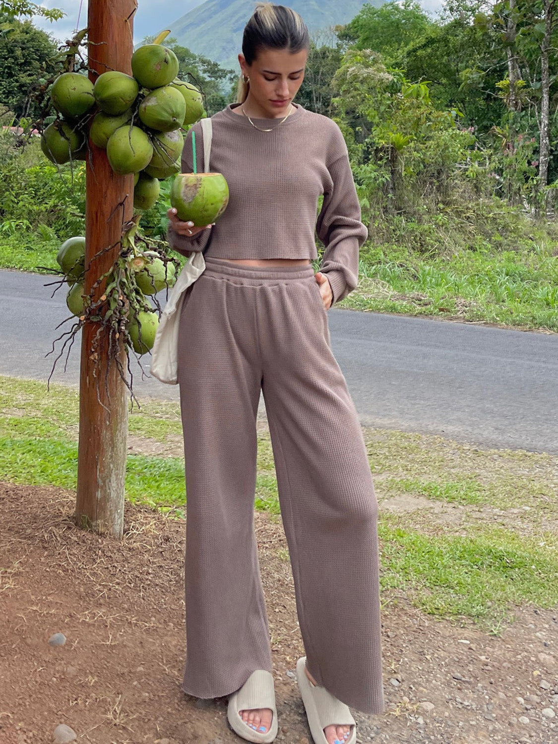 Ensemble haut et pantalon à col rond en tricot gaufré