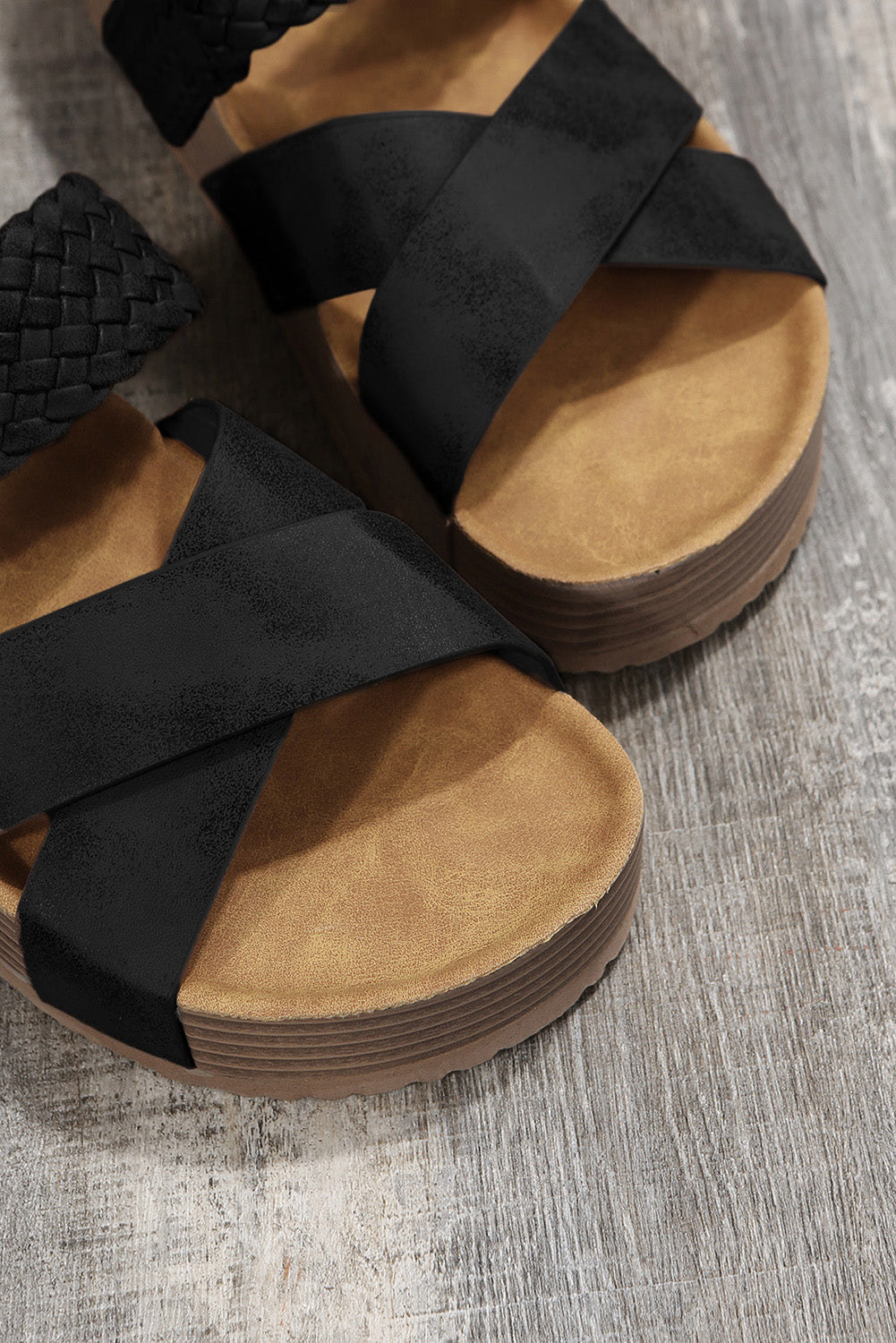 Sandalias de plataforma cruzadas con detalle trenzado marrón