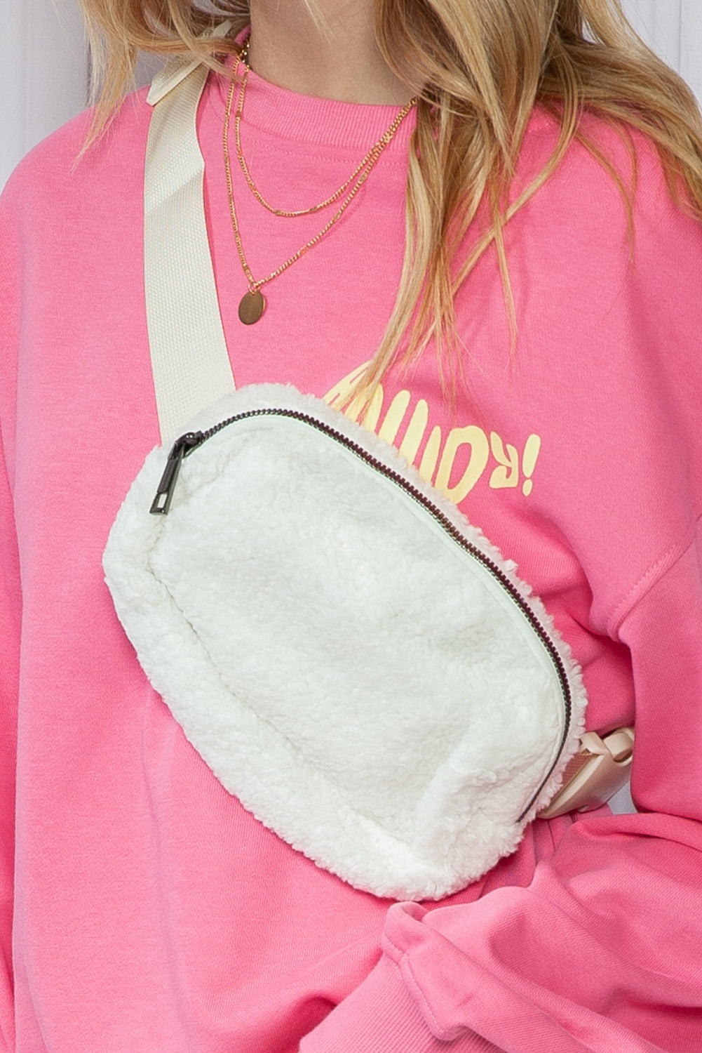 Bolso bandolera con correa ajustable de sherpa blanco brillante