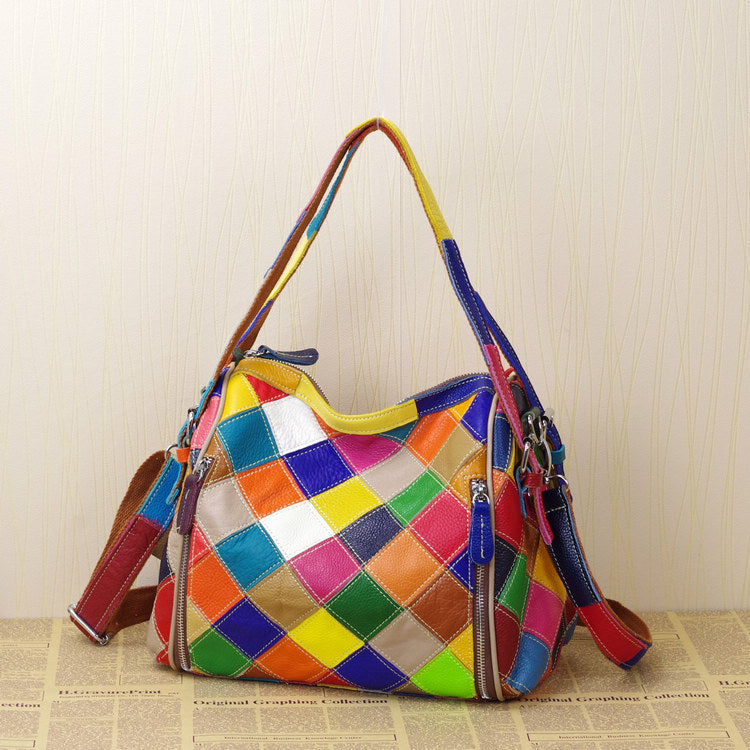 Bolso bandolera con costuras de piel rota