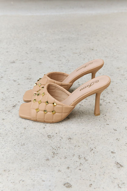 Mules acolchados con puntera cuadrada en color nude de Forever Link