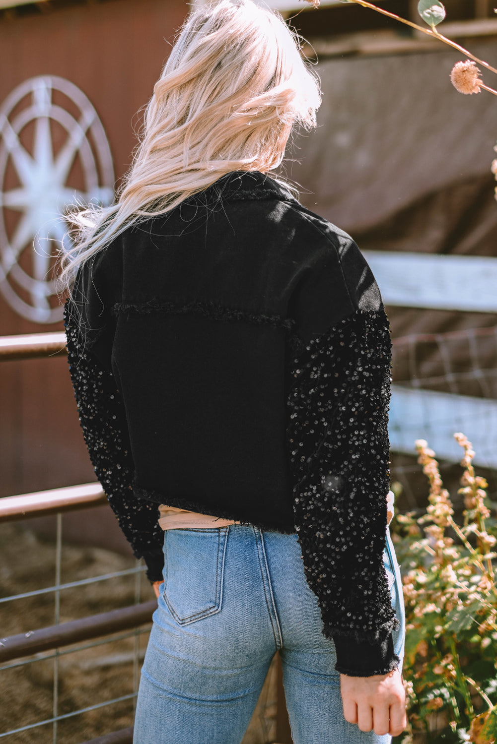 Chaqueta vaquera con dobladillo sin rematar y bolsillo con manga de lentejuelas negra