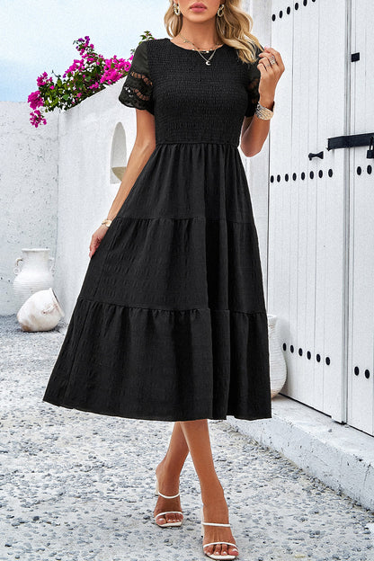 Robe midi smockée à col rond et manches courtes