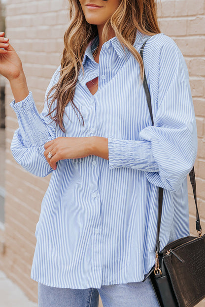 Camisa casual con puños fruncidos a rayas negras