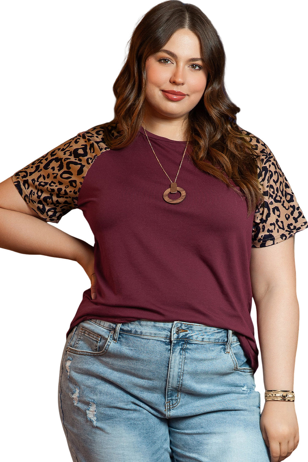 Camiseta de talla grande con manga raglán y leopardo en contraste burdeos