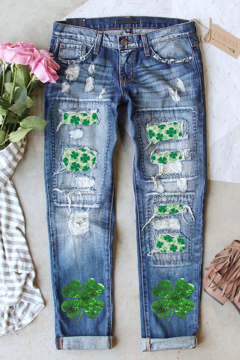 Jeans bleu ciel St Patricks Clover Graphic Patchwork à paillettes, vente en gros