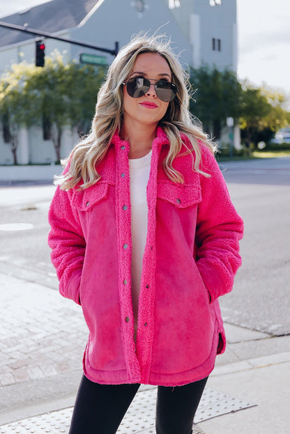 Chaqueta con botones y patchwork de sherpa de ante sintético en rosa brillante