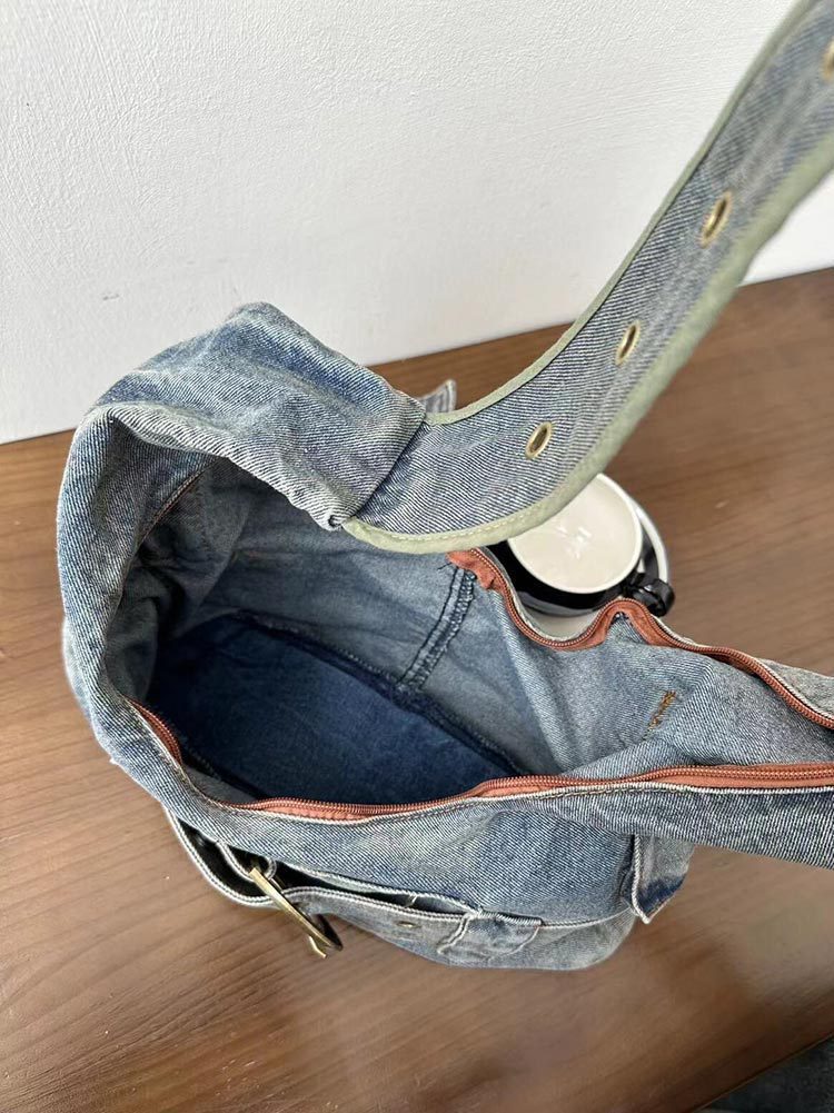 Sac à bandoulière en denim délavé vintage au design d'intérêt spécial