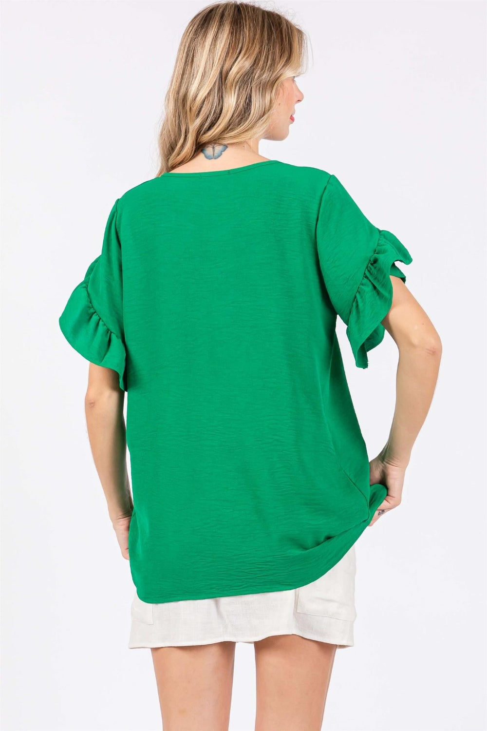 Blusa con cuello en V y manga corta con volantes GeeGee