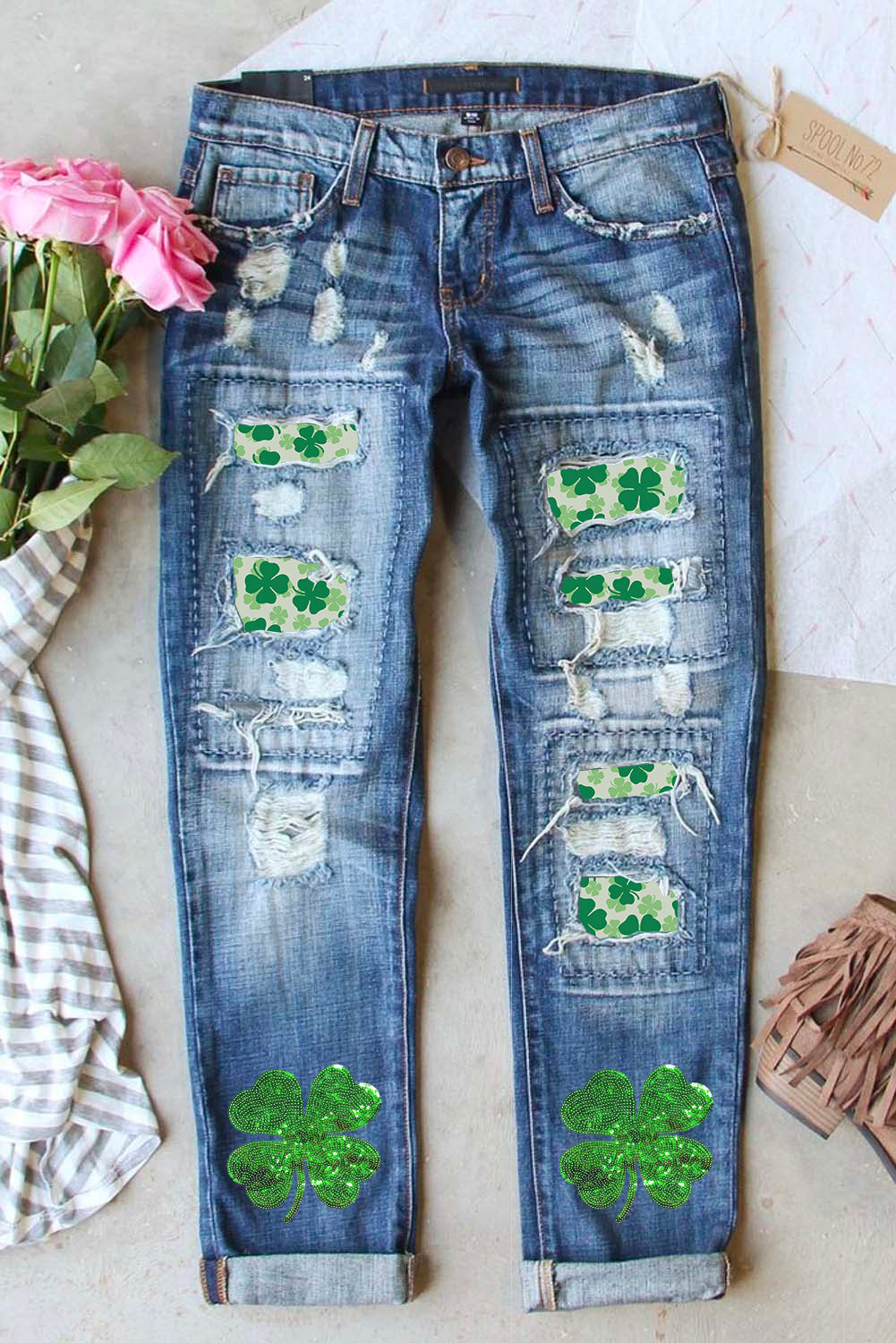 Jeans bleu ciel St Patricks Clover Graphic Patchwork à paillettes, vente en gros