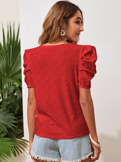 Blusa con mangas abullonadas y cuello redondo con ojales