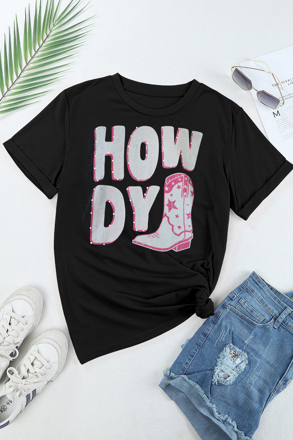 Camiseta negra con cuello redondo y gráfico de cuentas con botas HOWDY