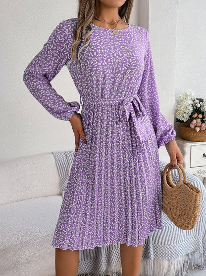 Robe plissée à petites fleurs nouée à la taille