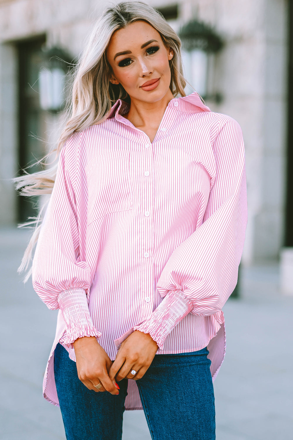 Chemise boyfriend rayée à revers smockés bleu ciel avec poche