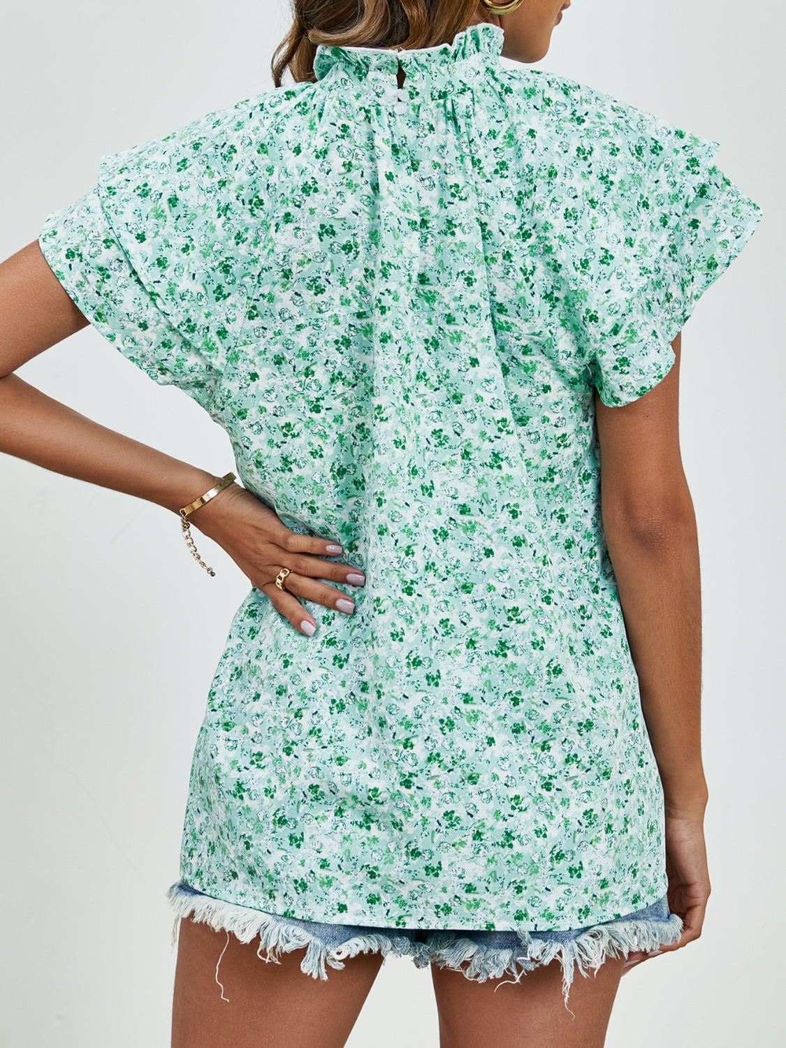 Blusa con mangas con volante y cuello simulado con estampado floral de florecitas