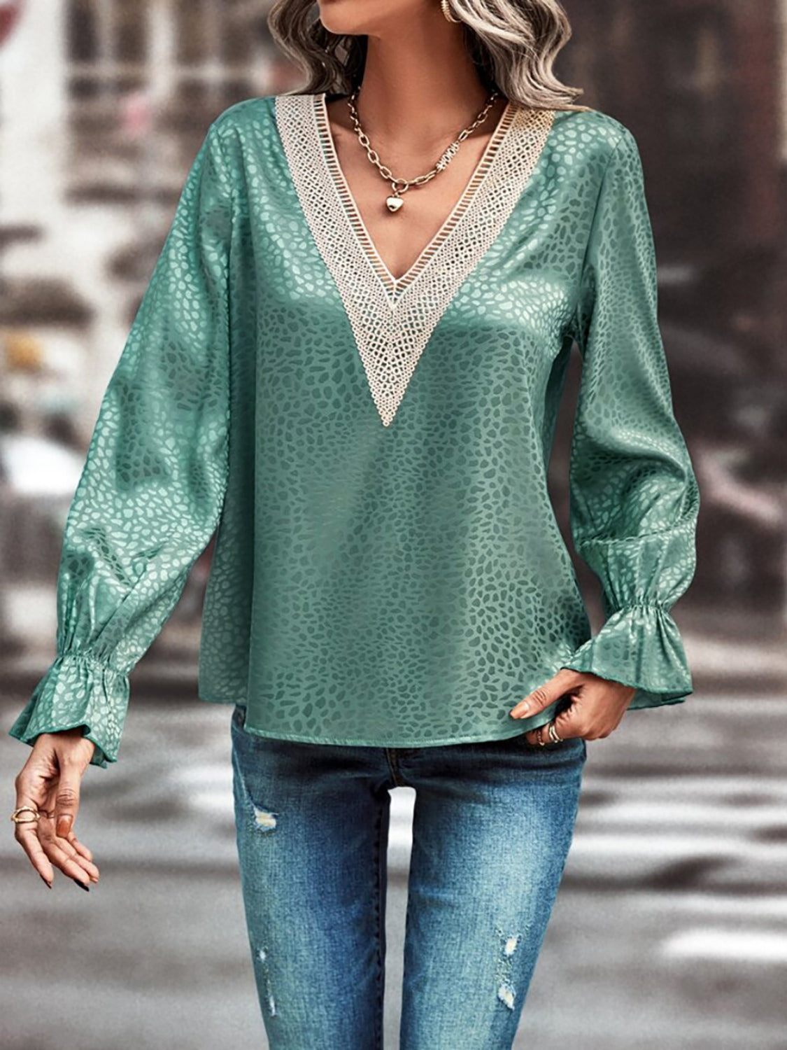 Blusa con cuello en V y mangas con volantes