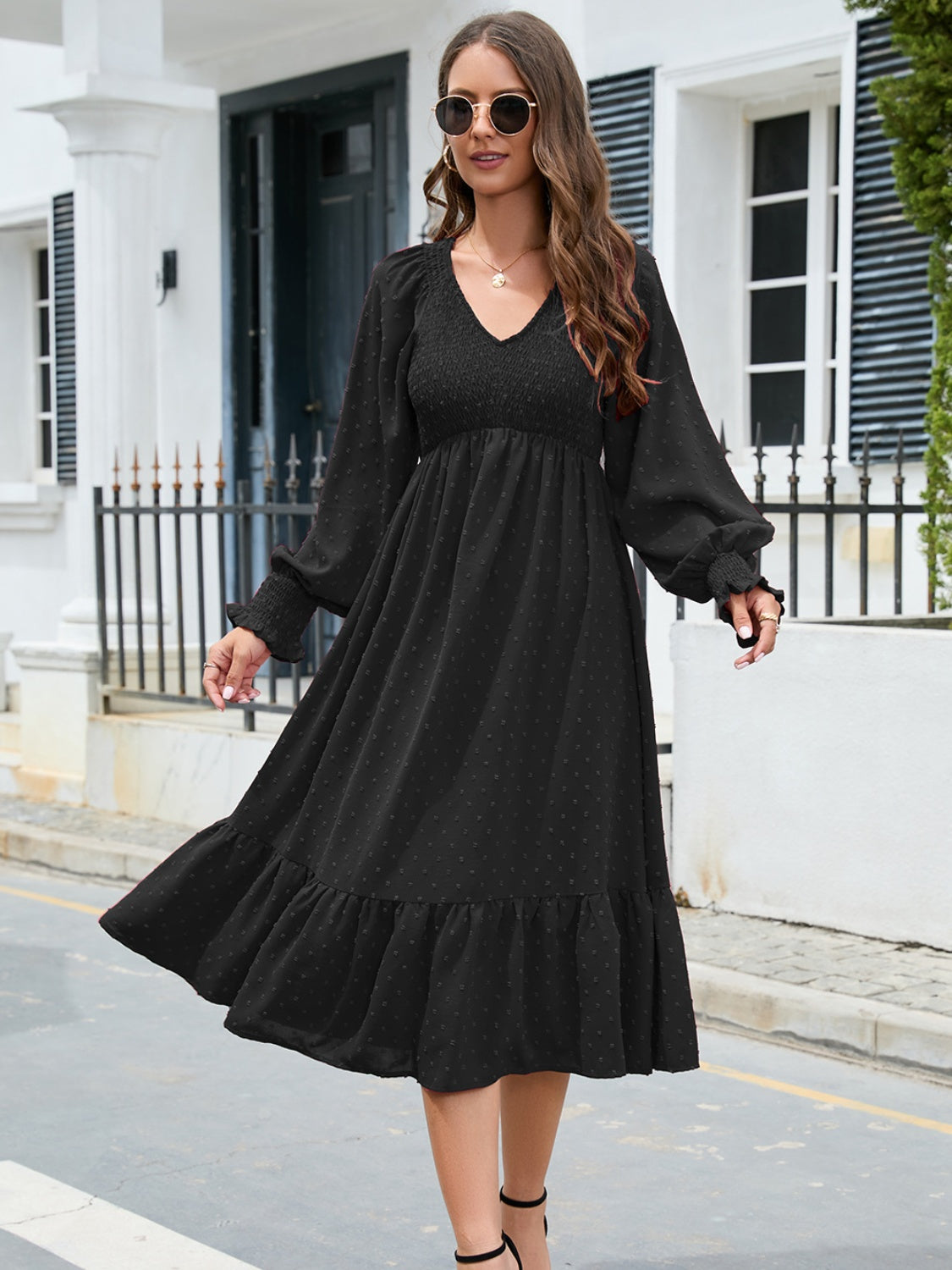 Robe smockée à col en V et manches lanternes avec ourlet à volants