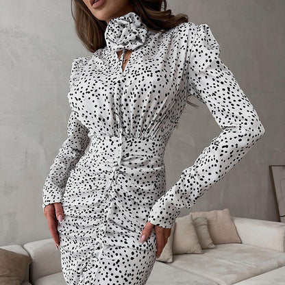 Robe à pois de style français à la mode avec col en V profond et taille serrée pour la pause thé