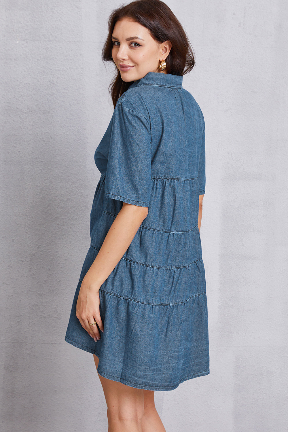 Robe en jean à plusieurs niveaux et col boutonné