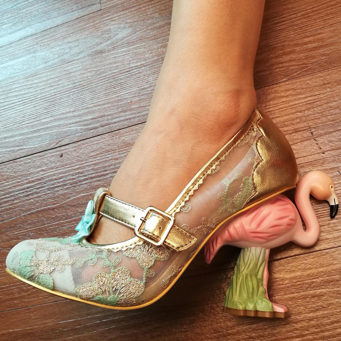 Chaussures à talons hauts creuses avec broderie exquise