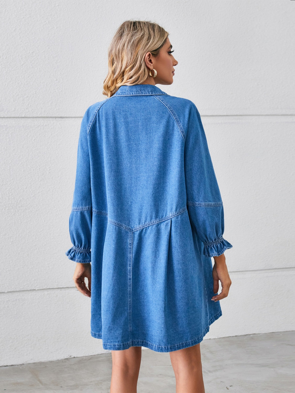 Mini-robe en jean boutonnée à manches volantées